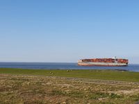 Containerschiff in der Elbm&uuml;ndung